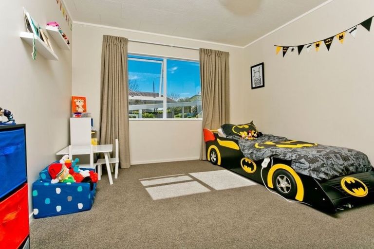 Photo of property in 4 Rook Place, Unsworth Heights, Auckland, 0632