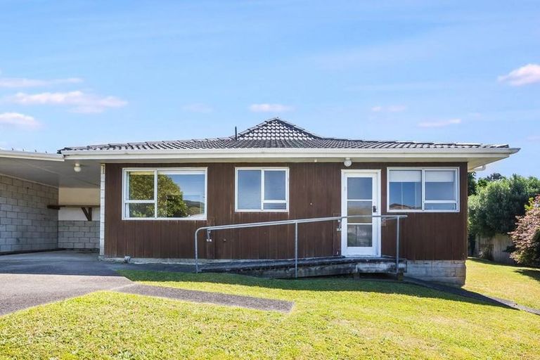 Photo of property in 15a Mckeefry Grove, Tawa, Wellington, 5028