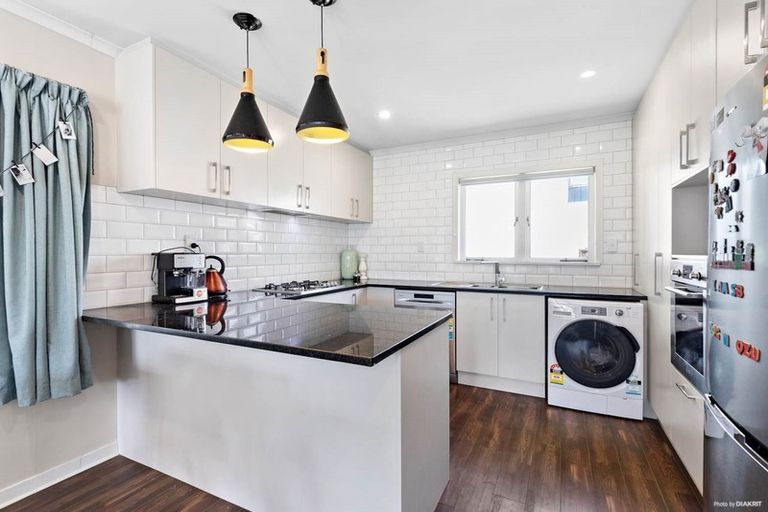 Photo of property in 6 Celsmere Lane, Te Atatu Peninsula, Auckland, 0610