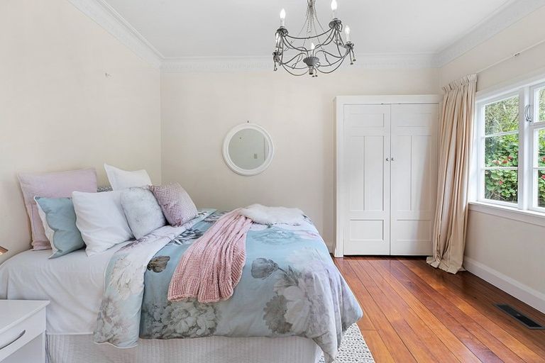 Photo of property in 33 Tio Tio Road, Miramar, Wellington, 6022