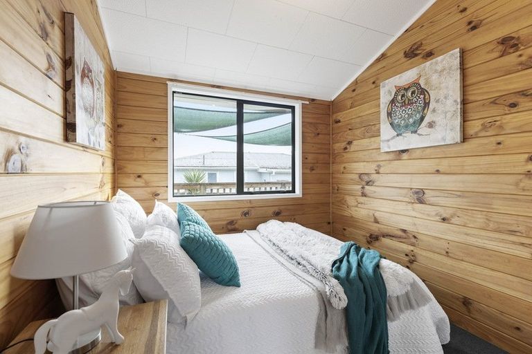 Photo of property in 2/44 Hayman Place, Beach Haven, Auckland, 0626