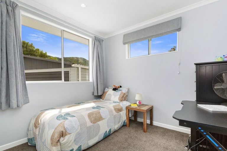 Photo of property in 18 Omaha Grove, Totara Park, Upper Hutt, 5018