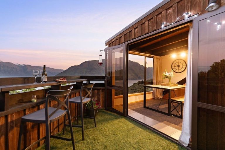 Photo of property in 138a Wynyard Crescent, Fernhill, Queenstown, 9300