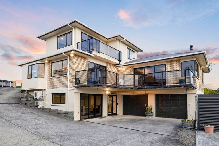 Photo of property in 10 Larsen Place, Merrilands, New Plymouth, 4312