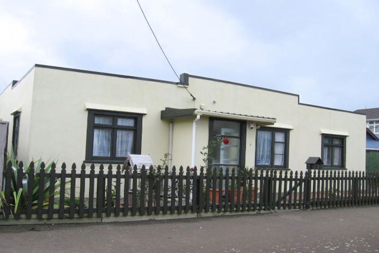 Photo of property in 1-3 Apu Crescent, Lyall Bay, Wellington, 6022