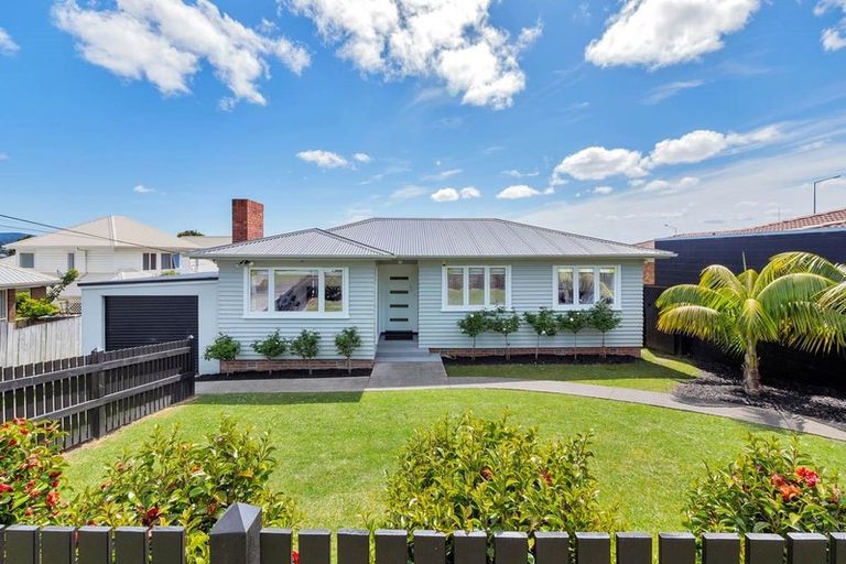 Photo of property in 1/1 Newington Road, Henderson, Auckland, 0612