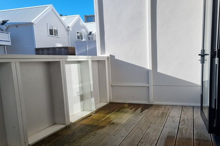 Photo of property in Pirie Street Townhouses, 2/35 Pirie Street, Mount Victoria, Wellington, 6011