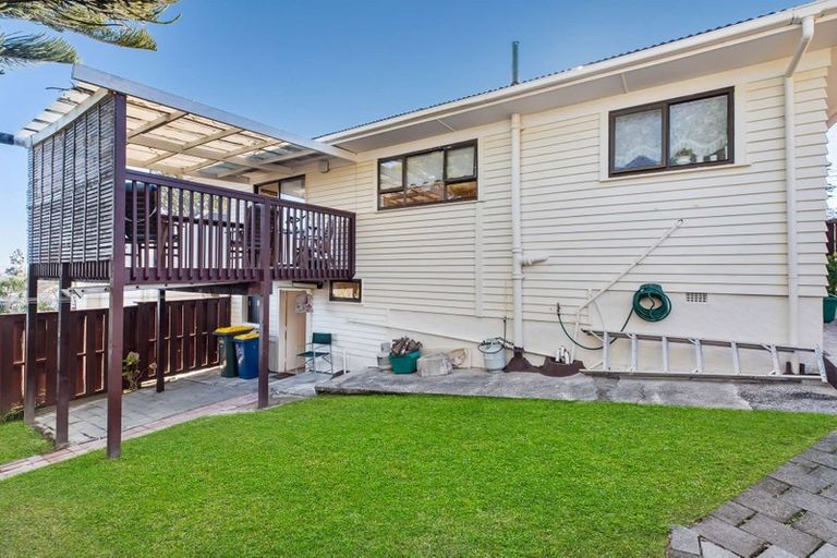 Photo of property in 1/81 Awaroa Road, Sunnyvale, Auckland, 0612