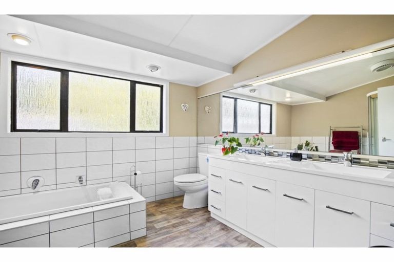 Photo of property in 3 Awhitu Road, Waiuku, 2683