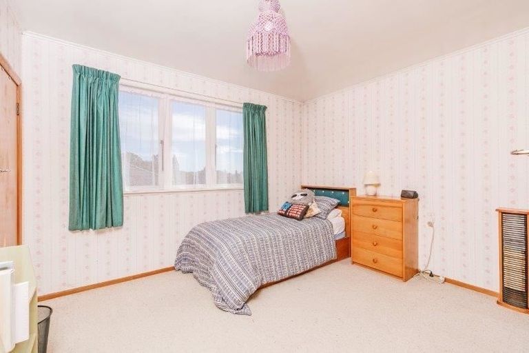 Photo of property in 2 Batkin Road, New Windsor, Auckland, 0600