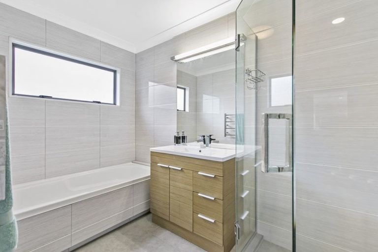 Photo of property in 62 Lagoon Way, West Harbour, Auckland, 0618