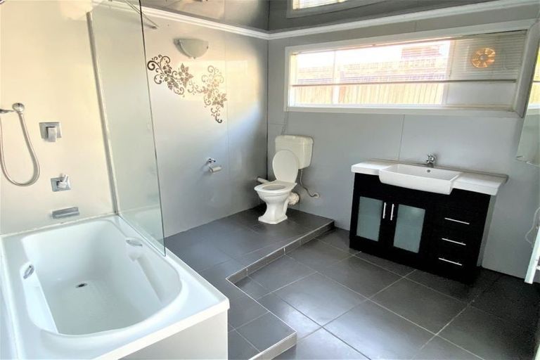 Photo of property in 1/142 Clovelly Road, Bucklands Beach, Auckland, 2012