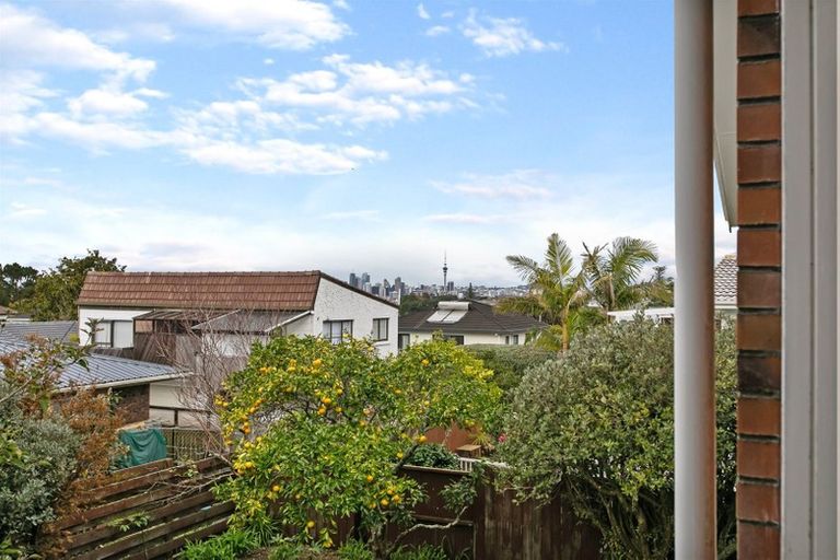 Photo of property in 24 Holdaway Avenue, Northcote, Auckland, 0627