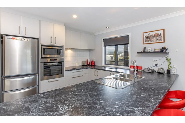 Photo of property in 76 Avondale Road, Avondale, Christchurch, 8061