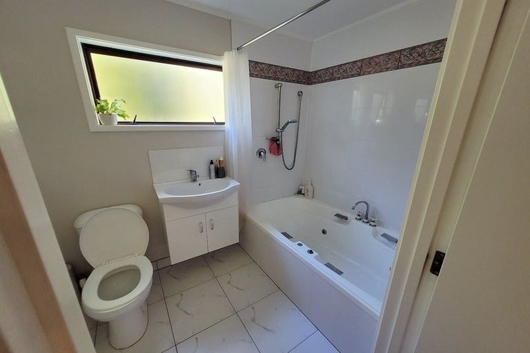Photo of property in 69 Lynn Road, Bayview, Auckland, 0629
