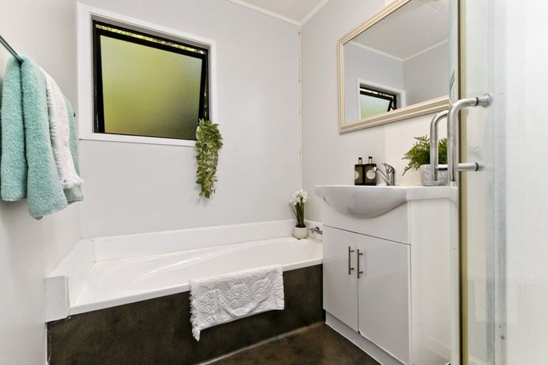 Photo of property in 2/4 Kupari Place, Totara Vale, Auckland, 0629