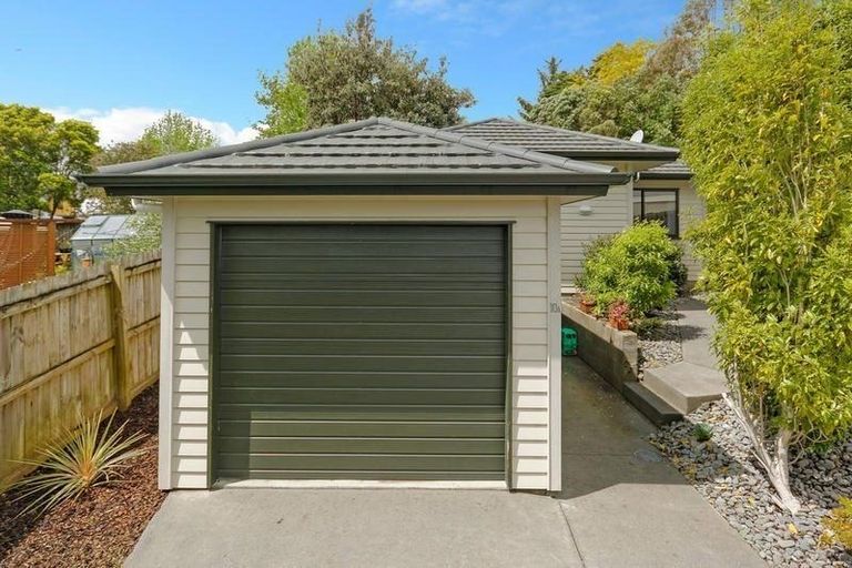 Photo of property in 10a Rena Place, West Harbour, Auckland, 0618