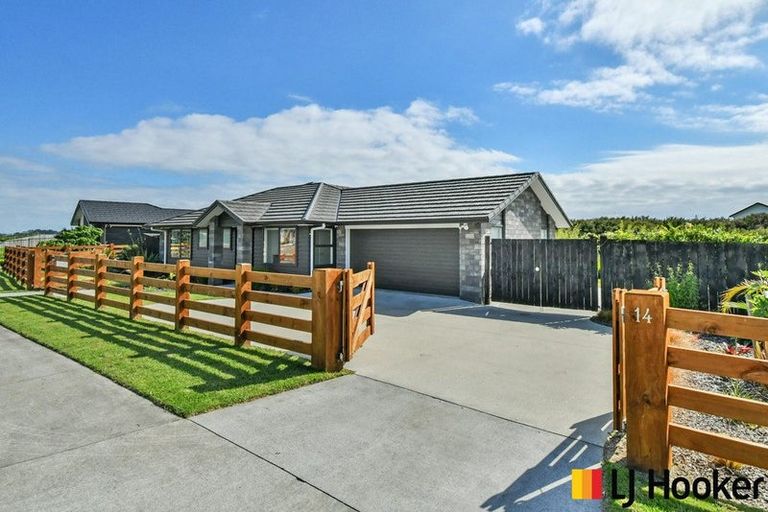 Photo of property in 14 Dame Nganeko Drive, Glenbrook, Waiuku, 2681