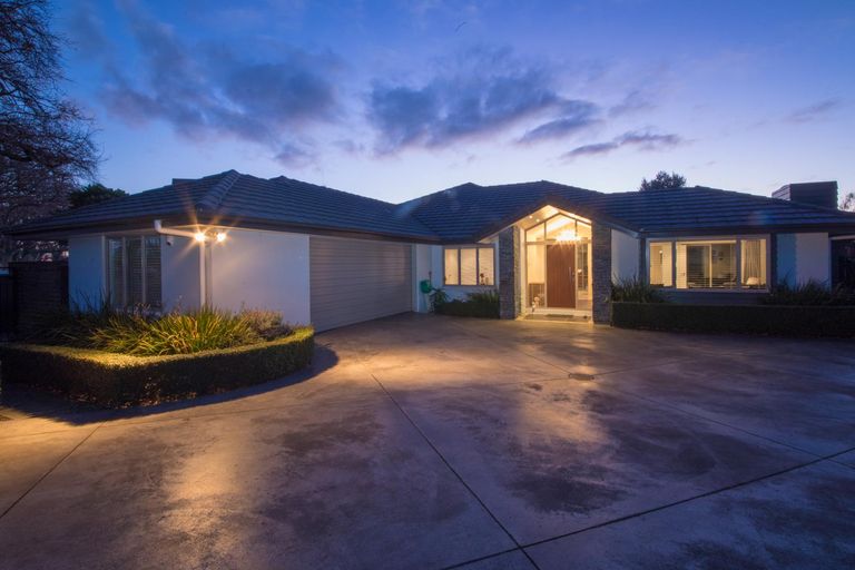 Photo of property in 2 Grand Oaks Drive, Awapuni, Palmerston North, 4412