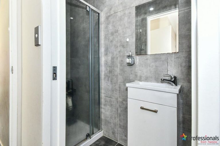 Photo of property in 5d Clendon Place, Manurewa, Auckland, 2102