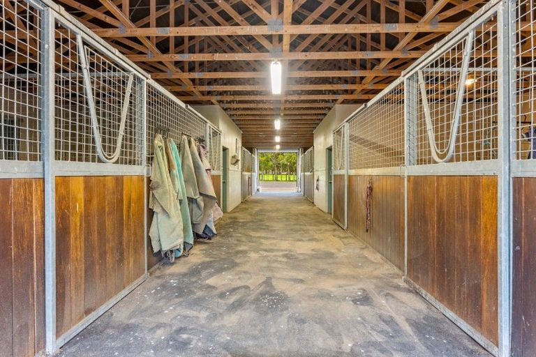 Photo of property in 744 Waitakere Road, Kumeu, 0891