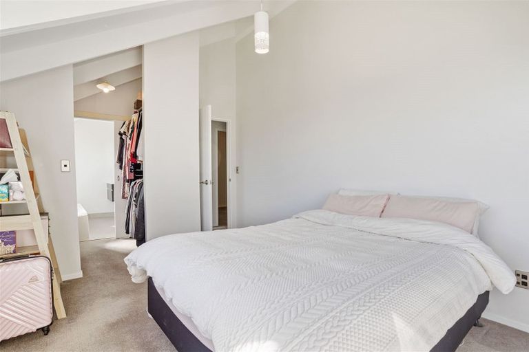 Photo of property in 2/10 Helicon Place, Totara Vale, Auckland, 0629