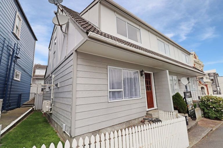 Photo of property in 52 Roxburgh Street, Mount Victoria, Wellington, 6011