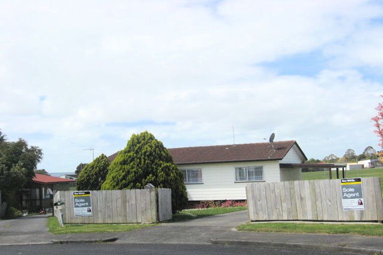 Photo of property in 11 Balwyn Place, Clendon Park, Auckland, 2103