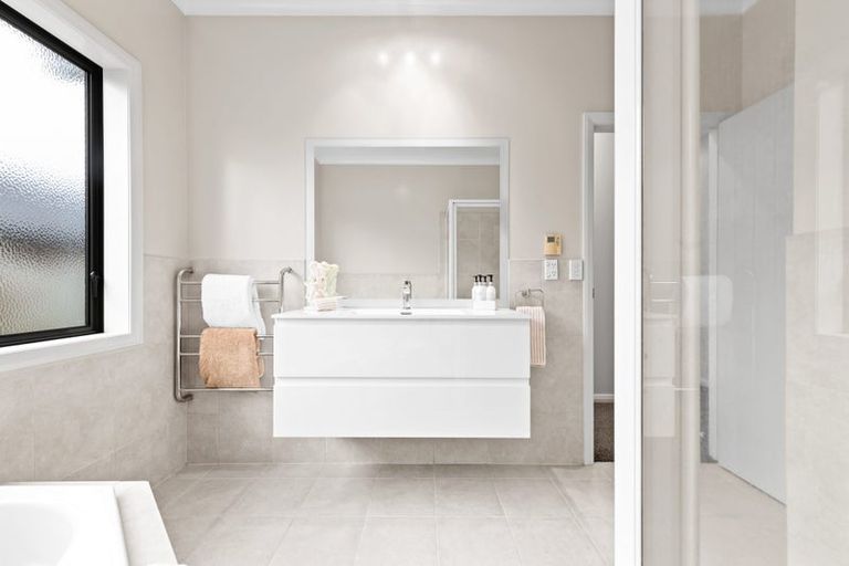 Photo of property in 52 Wiltshire Drive, Huntington, Hamilton, 3210