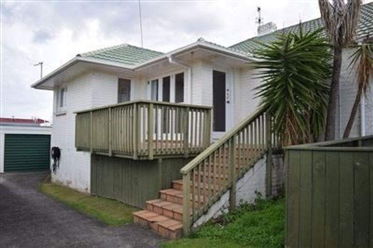 Photo of property in 2/40 Pupuke Road, Takapuna, Auckland, 0622