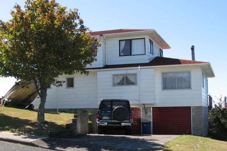 Photo of property in 2/2 Barker Rise, Northcross, Auckland, 0632