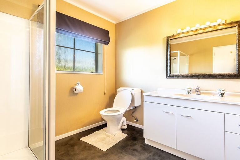 Photo of property in 10 Rosebank Grove, Waikanae, 5036