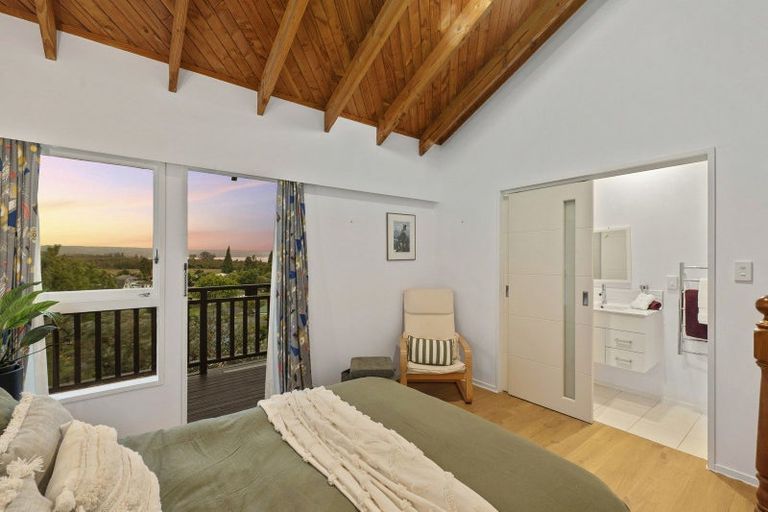 Photo of property in 11 Rika Place, Kawaha Point, Rotorua, 3010