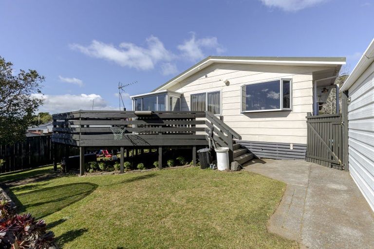 Photo of property in 35 Riversdale Drive, Merrilands, New Plymouth, 4312