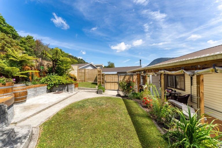 Photo of property in 91 Milton Terrace, Picton, 7220