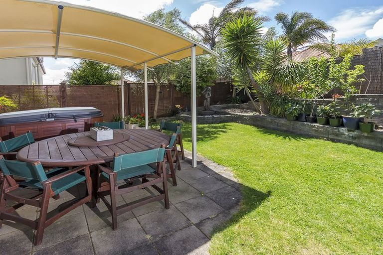 Photo of property in 16 Brooke Ridge Rise, East Tamaki Heights, Auckland, 2016