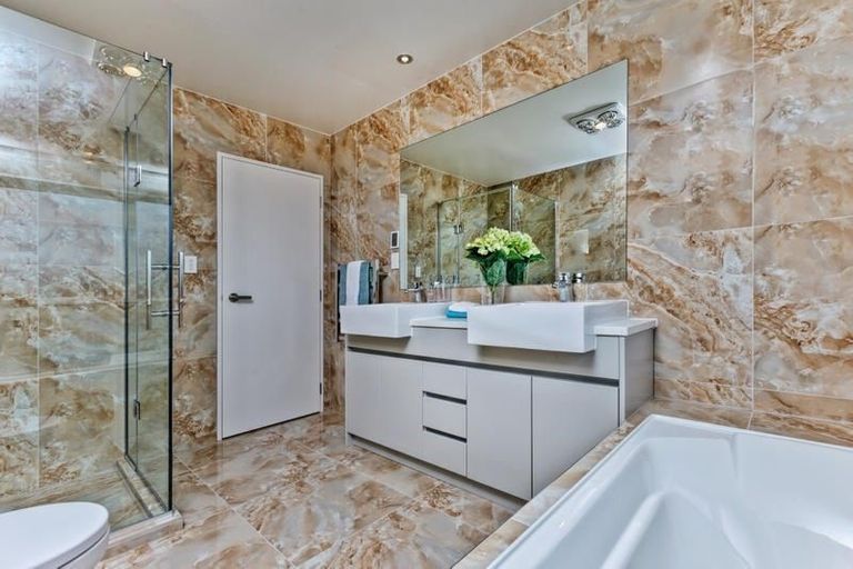 Photo of property in 70 Huntington Park Drive, Greenhithe, Auckland, 0632