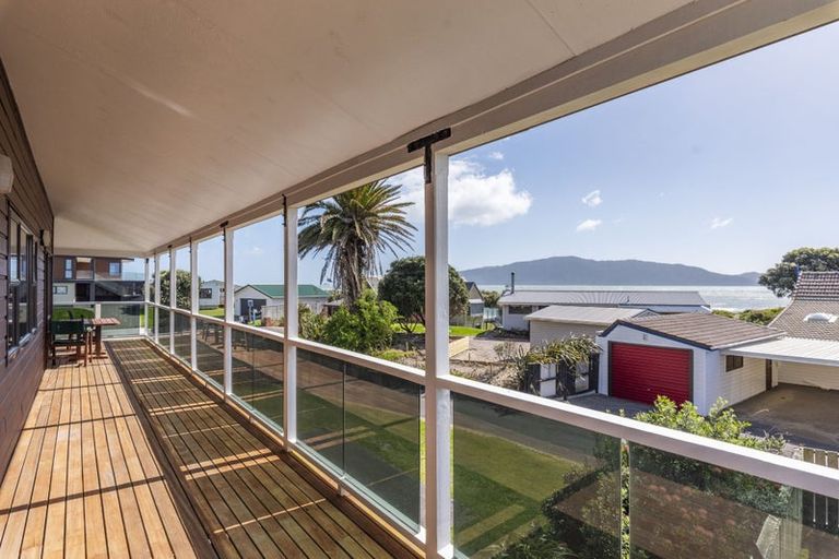 Photo of property in 11 Waiheke Street, Waikanae Beach, Waikanae, 5036