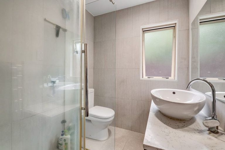 Photo of property in 32 Canary Place, Unsworth Heights, Auckland, 0632