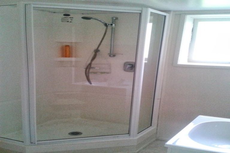 Photo of property in 2/15 Aorangi Place, Birkenhead, Auckland, 0626