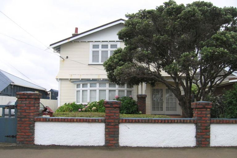 Photo of property in 7 Apu Crescent, Lyall Bay, Wellington, 6022