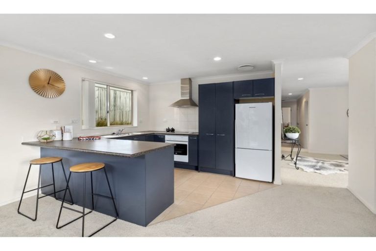 Photo of property in 37 Nimstedt Avenue, Oteha, Auckland, 0632