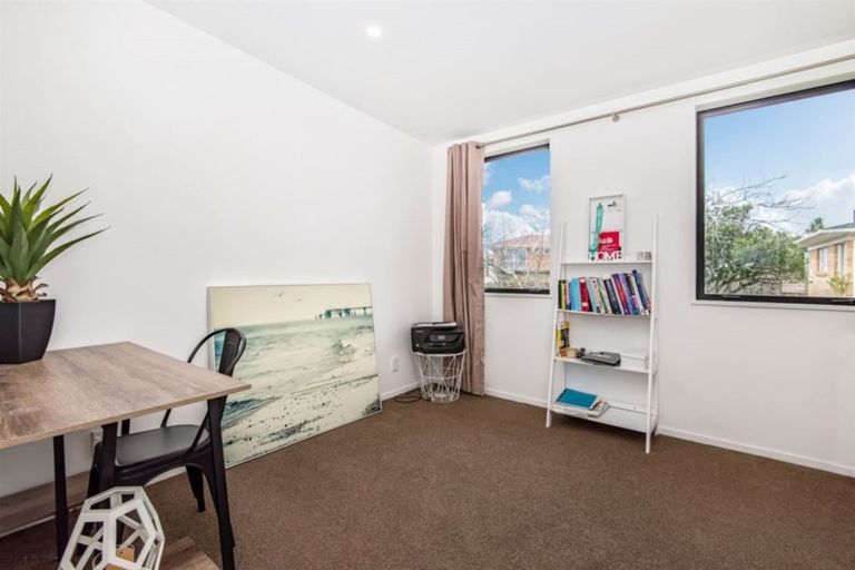 Photo of property in 3/15 Chivalry Road, Glenfield, Auckland, 0629