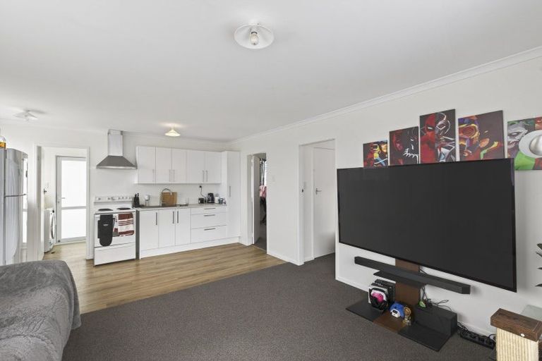 Photo of property in 8 Simons Street, Moturoa, New Plymouth, 4310