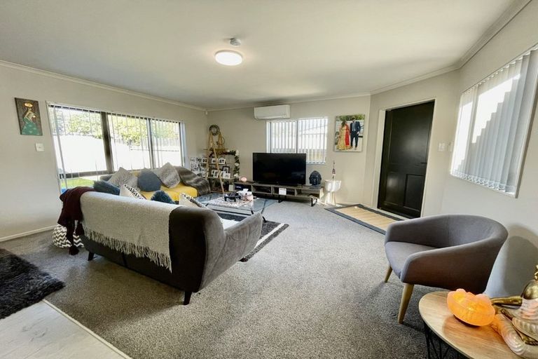 Photo of property in 51b Woodside Road, Massey, Auckland, 0614