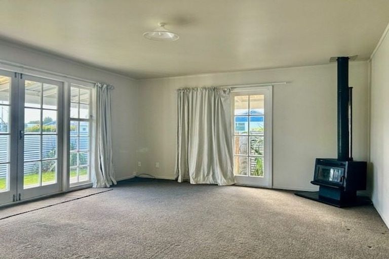 Photo of property in 11 Domett Street, Waitara, 4320