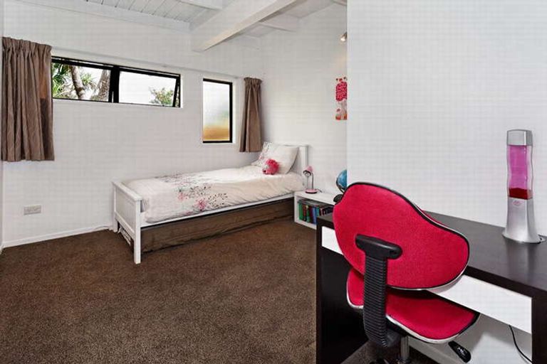 Photo of property in 136 Seaview Road, Piha, New Lynn, 0772