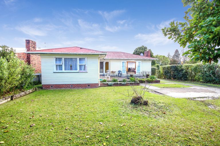 Photo of property in 22 Kingdale Road, Henderson, Auckland, 0610