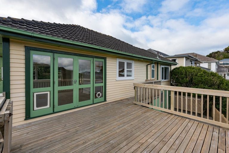 Photo of property in 20 Miles Crescent, Newlands, Wellington, 6037