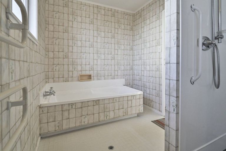 Photo of property in 215 Sunnybank Crescent, Camberley, Hastings, 4120